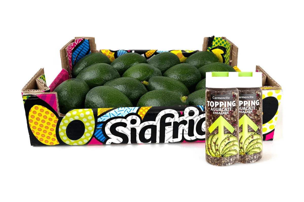 Caja Sigfrido llena de aguacates Bacon de piel lisa, con dos botes de topping para aguacate de Carmencita