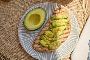 ¿Cuántas calorías tiene un aguacate en realidad y cómo influye en la